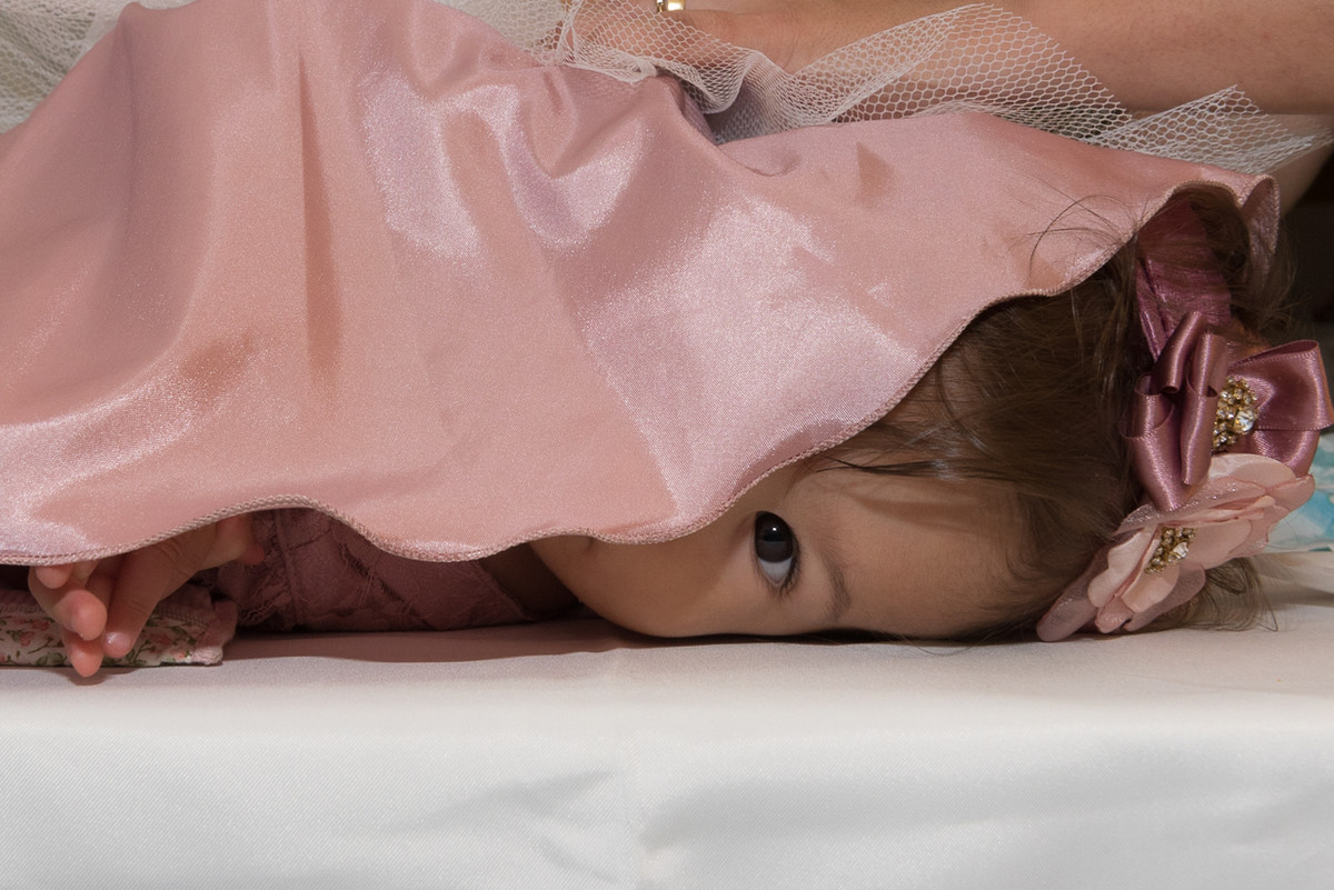 Bebê trocando fralda e seu olhar