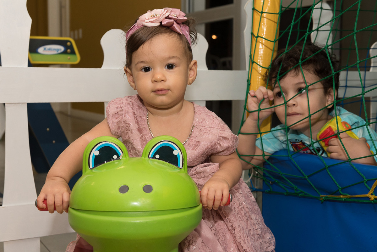 olhar infantil de menino e menina