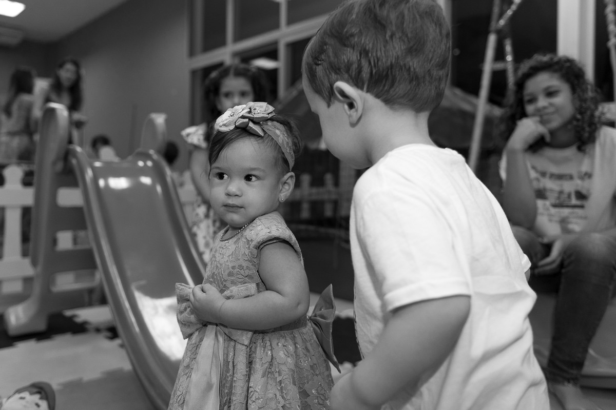 Pai mãe e filha se divertem no parquinho da festa