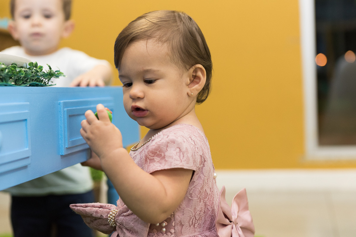 Criança feliz comendo doces de festa