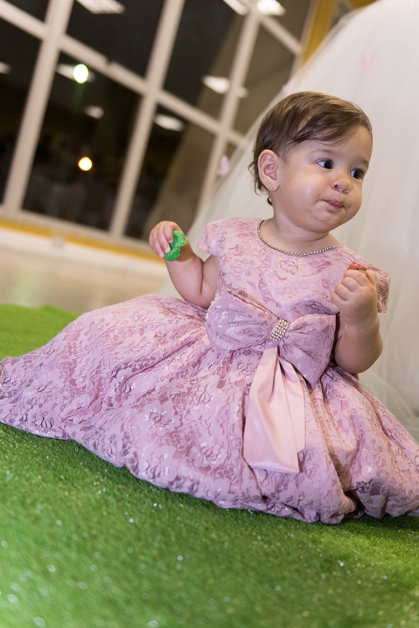 Bebê sentada no final da festa
