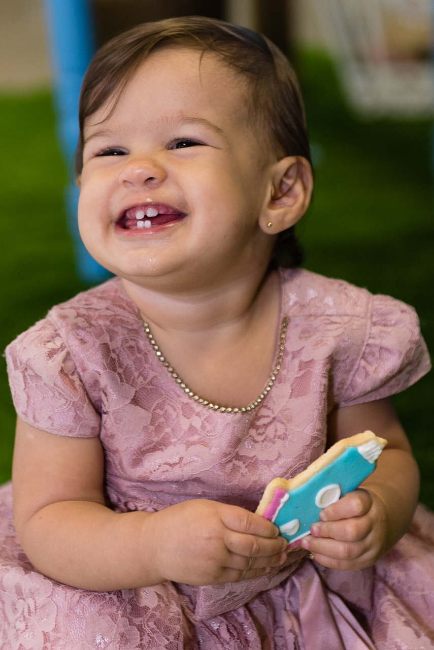 Sorriso infantil e puro de criança
