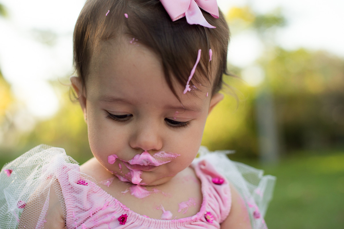 Mexa o bolo e se divirta nesse ensaio infantil