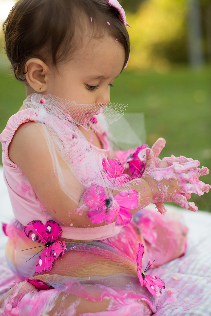 Bebê sujo de bolo de aniversário