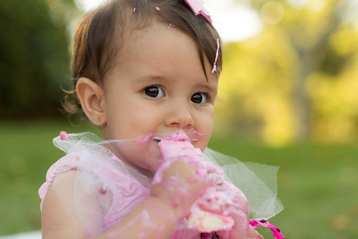 Fotógrafa fotografa bebê comendo doce pela primeira vez