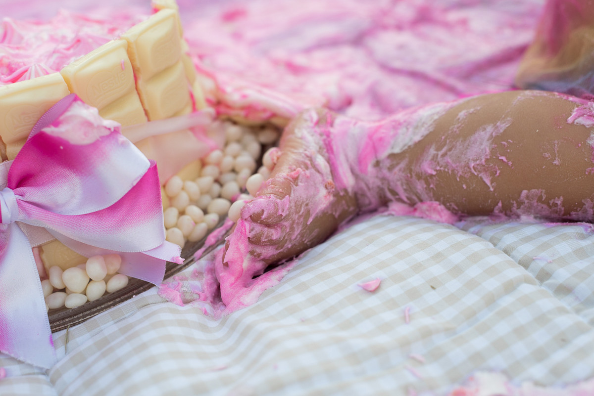 Pé de menina sujo depois de ensaio smash the cake