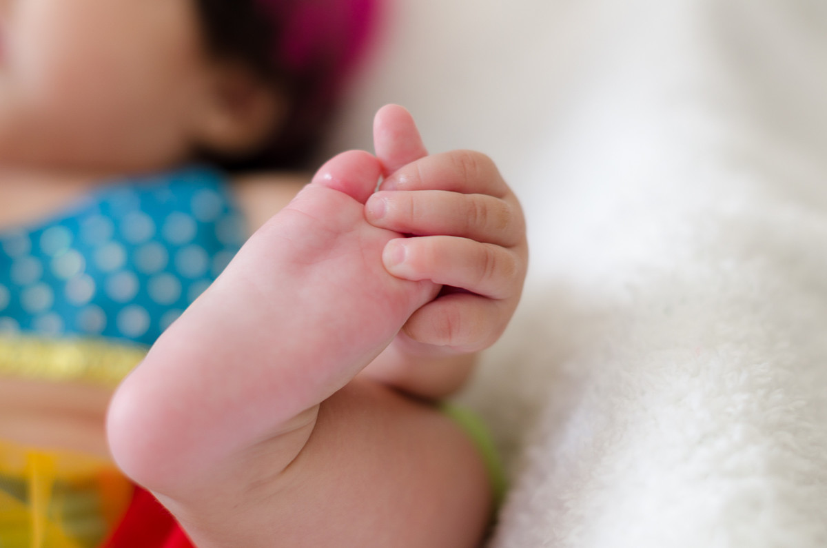 Pé suado de bebê no verão