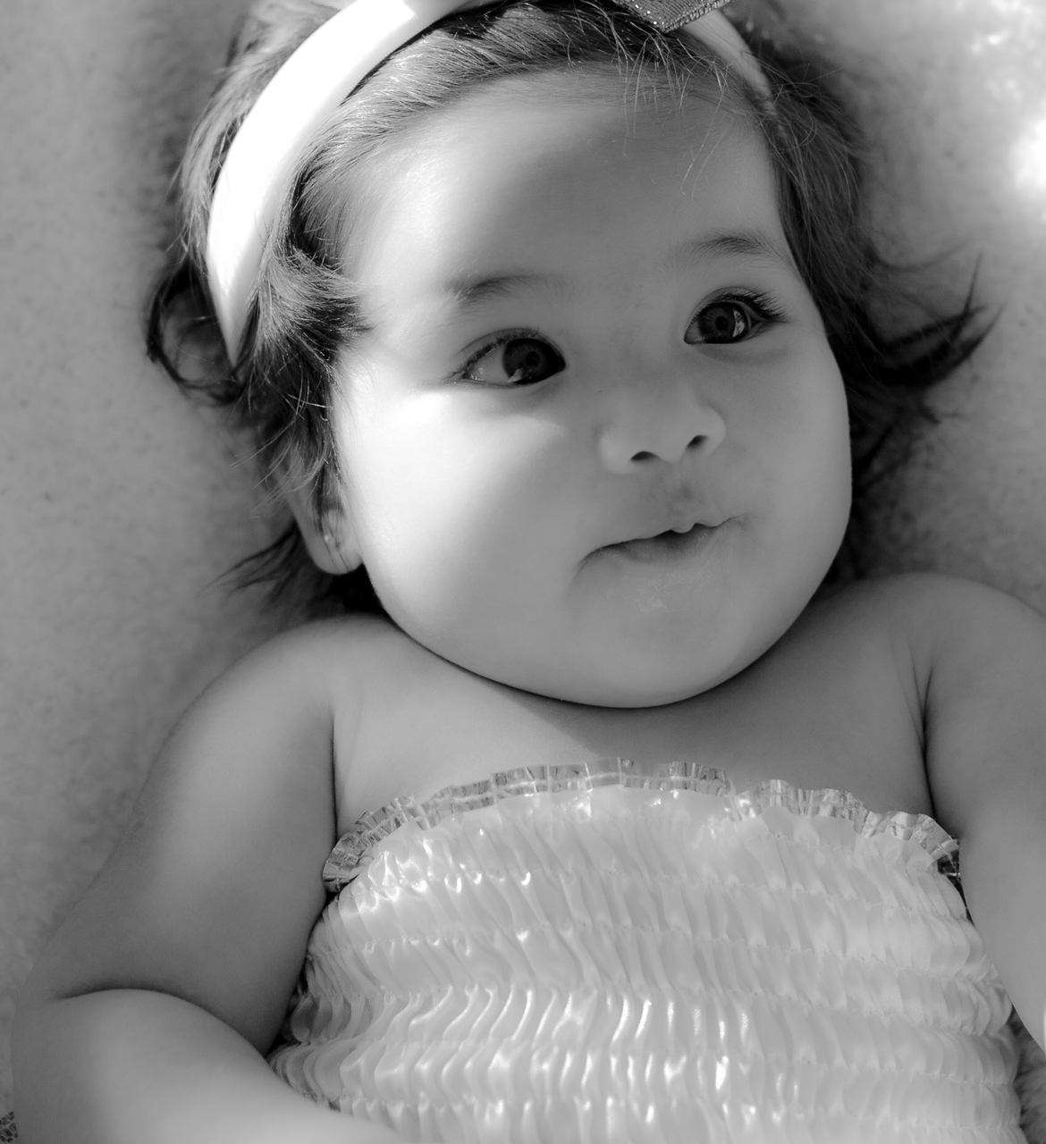 Acompanhamento Bimestral de bebê fotografa menina fazendo bico