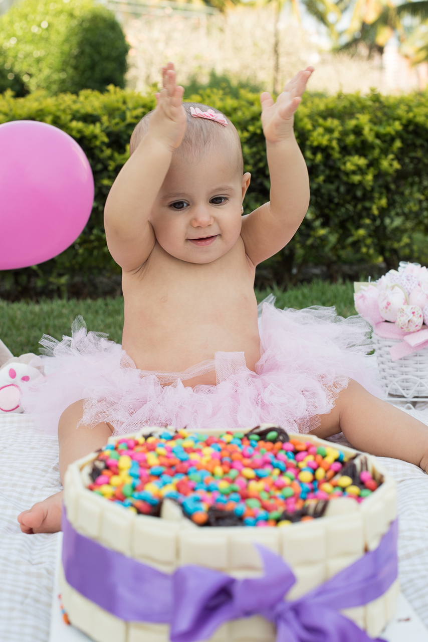 Fotografia do primeiro contato do bebê com o bolo