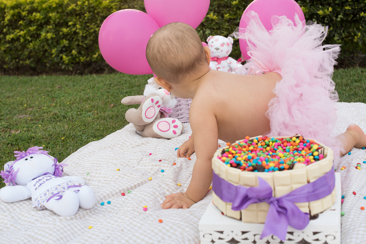 Bebê se suja com bolo de aniversário