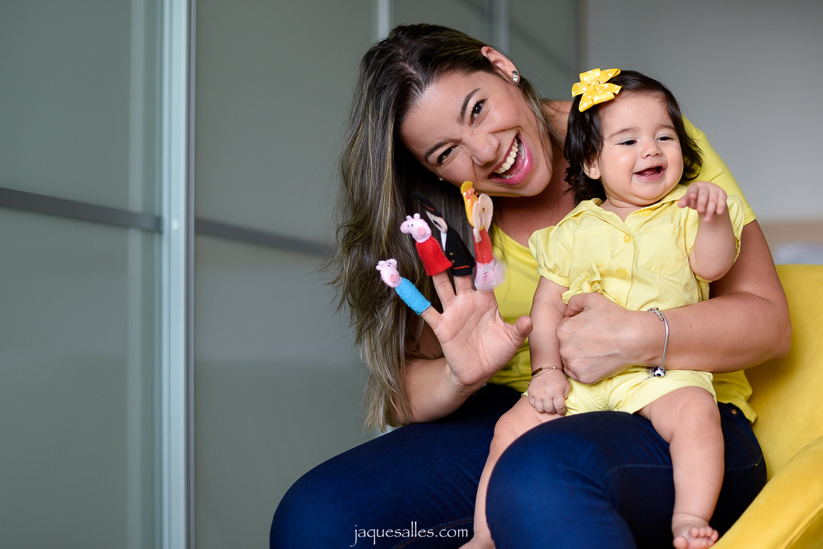 Mãe e filha fazem bagunça e se divertem durante ensaio fotográfico