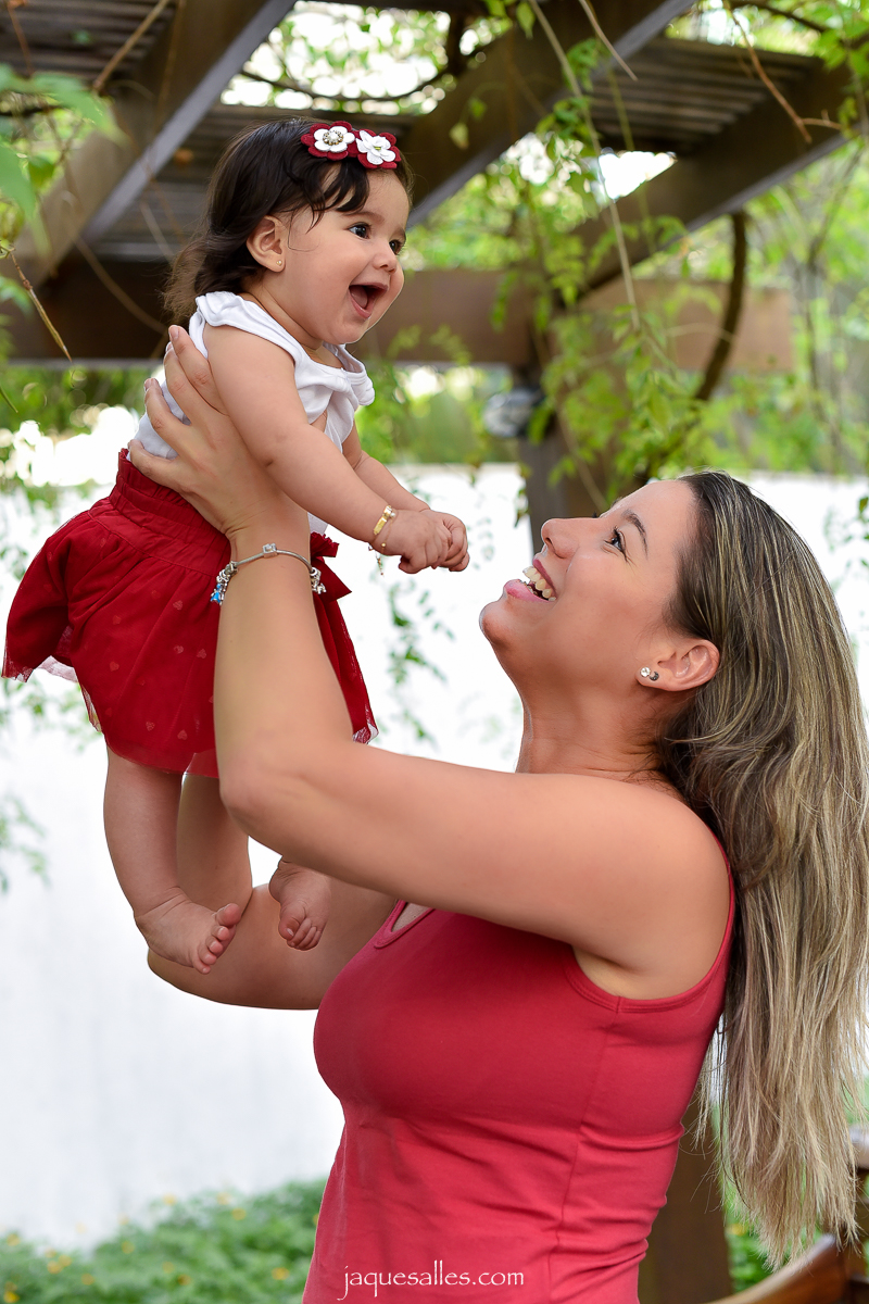 Menina que parece boneca na foto