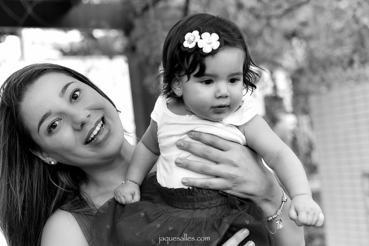 olhar atento de menina de 7 meses