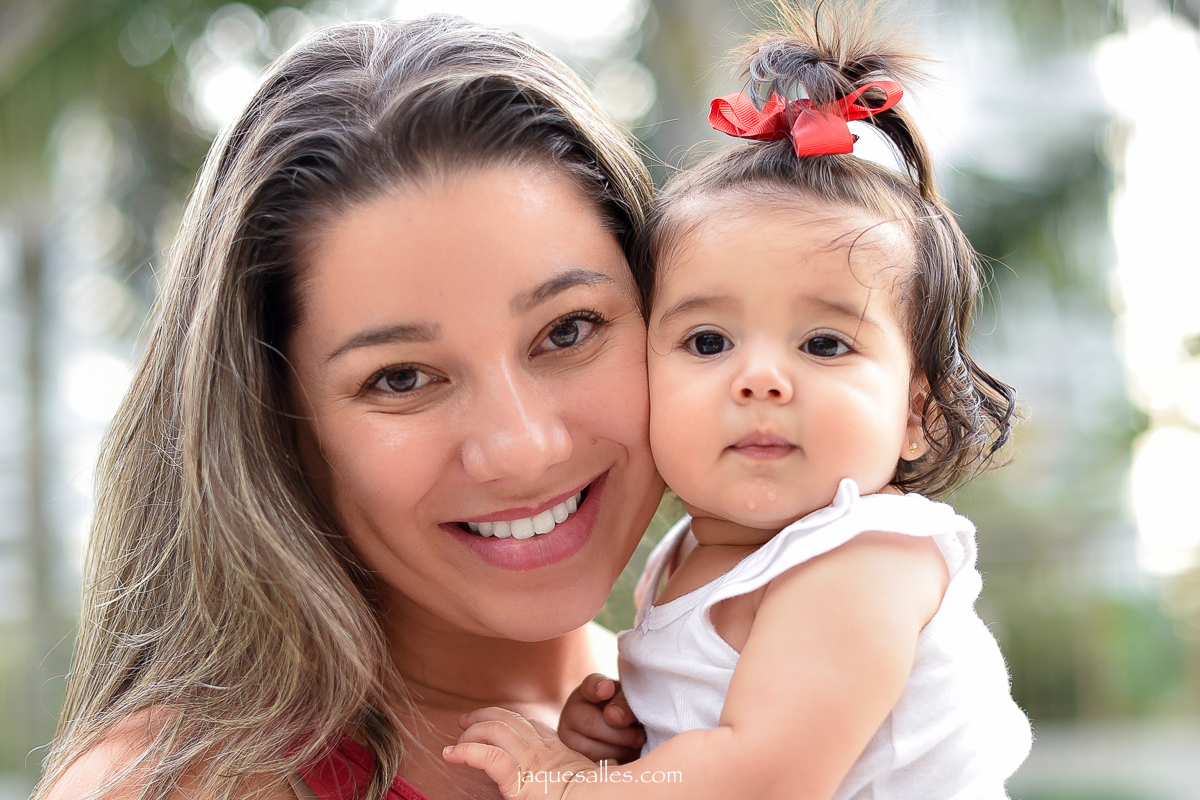 Sorriso de mãe, rosto reflexivo de filha