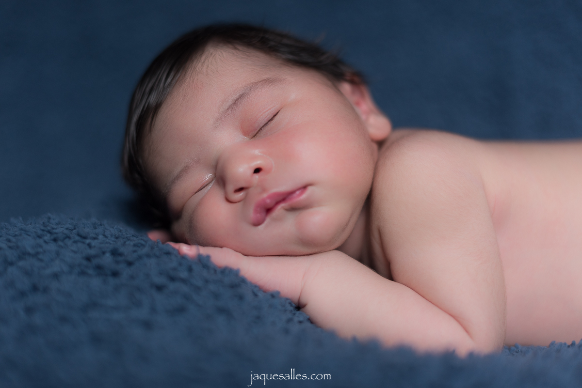 Bebê menina dorme na pose durante ensaio fotográfico newborn no rj