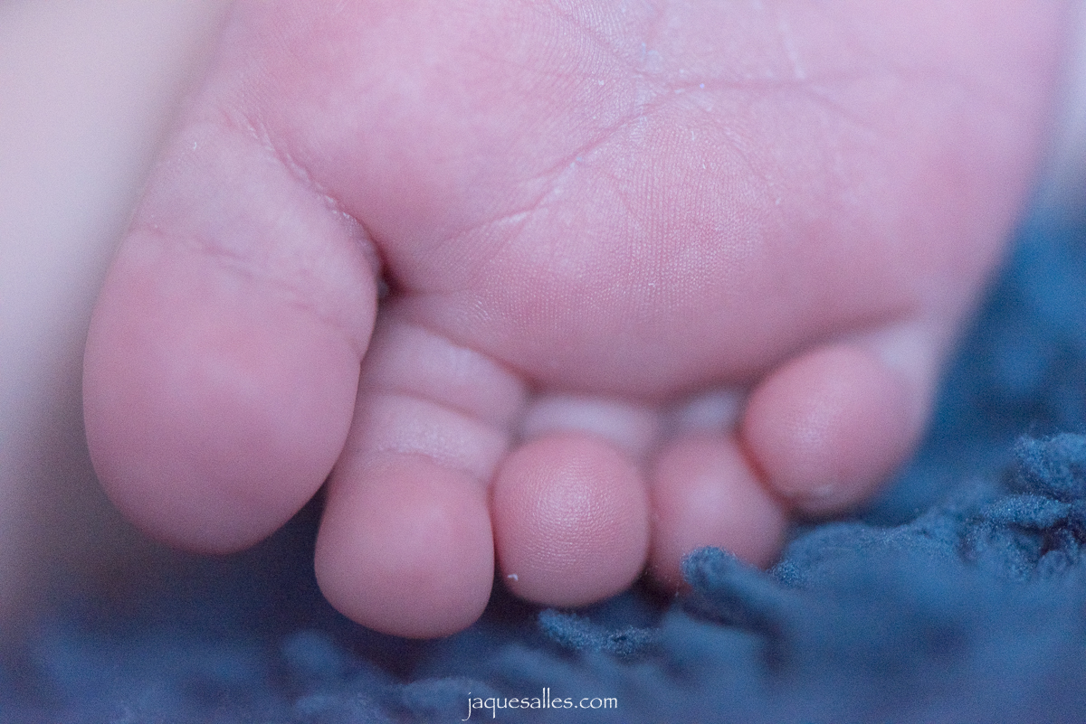 Jaque Salles fotografia faz foto macro de pé de bebê e pais se emocionam ao ver a imagem