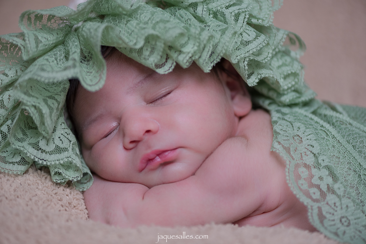 Fotógrafa infantil faz ensaio newborn com bebê de 7 dias