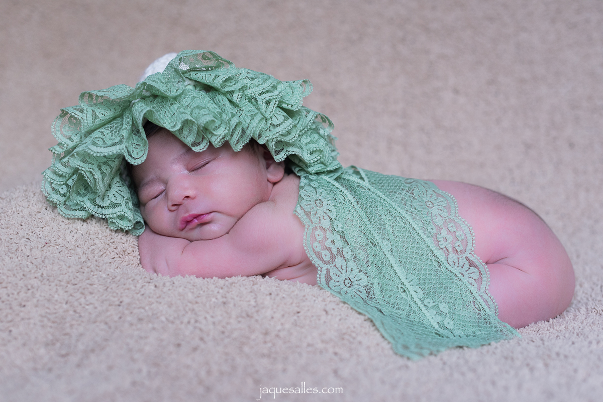 Fotógrafa Infantil registra bebê dormindo um soninho com linda toca de tricô e renda verde durante ensaio newborn