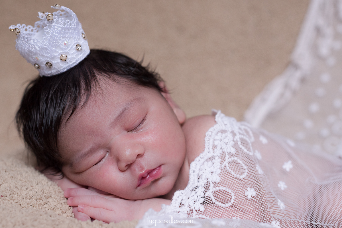 Bebê menina é fotografada com coroa branca de princesa aos 7 dias de nascida por jaque Salles fotografia