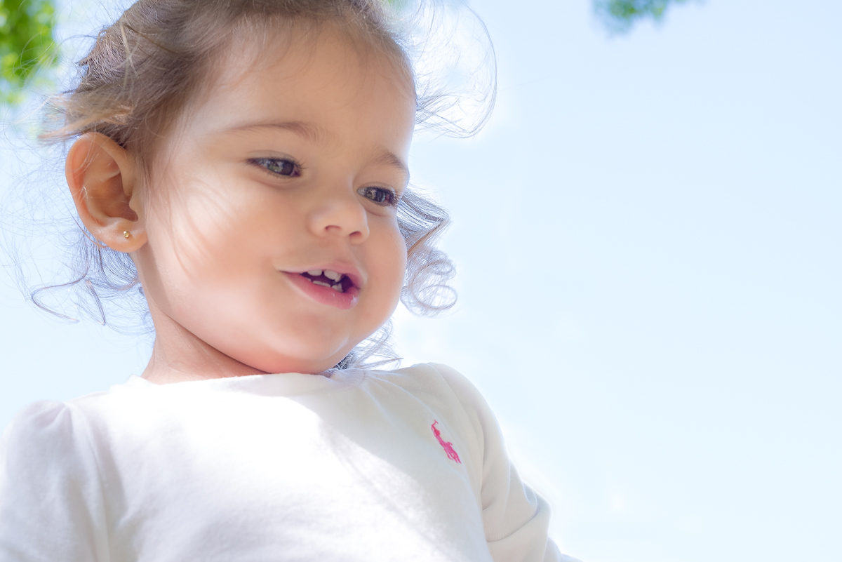 Menina sorri Fotografia documental de família no rj