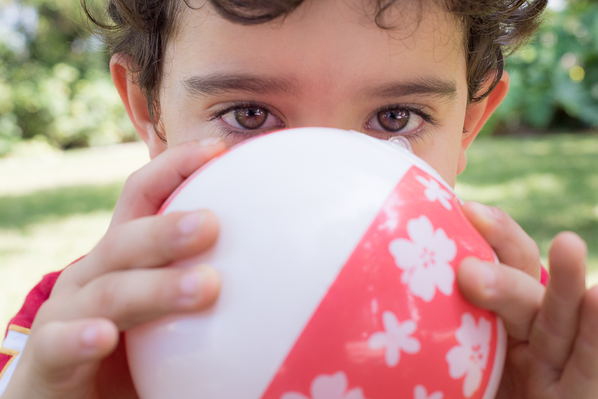 Olhar profundo de menino é registrado durante ensaio fotográfico de família no rj