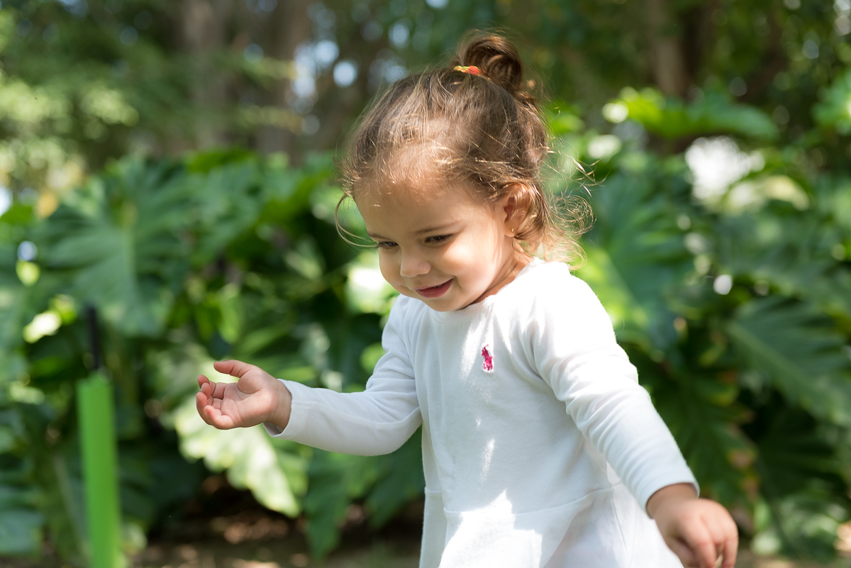 Ensaio fotográfico lifestyle faz menina se divertir e sorrir enquanto é fotografada por jaque salles