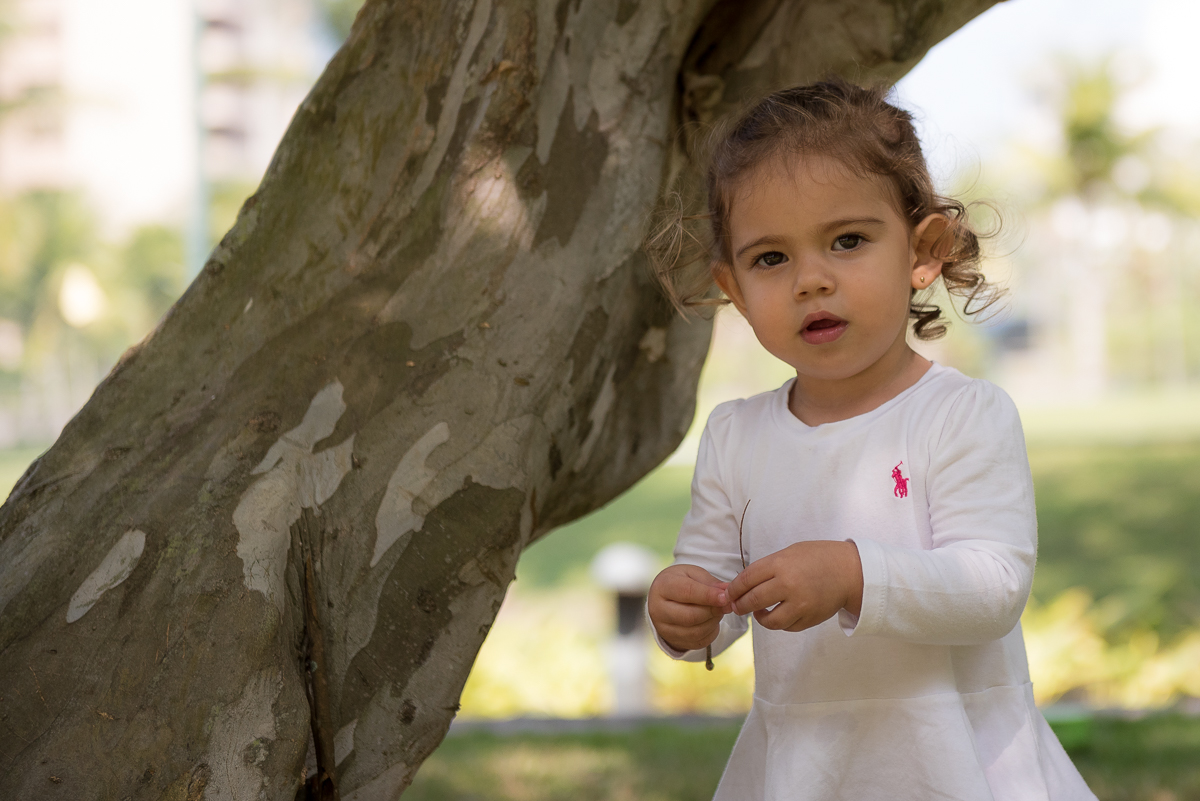Fotógrafo infantil no RJ fotografa expressão genuína de menina de 2 anos durante ensaio fotográfico da família
