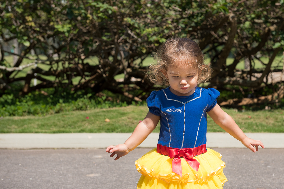 Fotografa infantil registra garotinha vestida de branca de neve em ensaio temático no rj