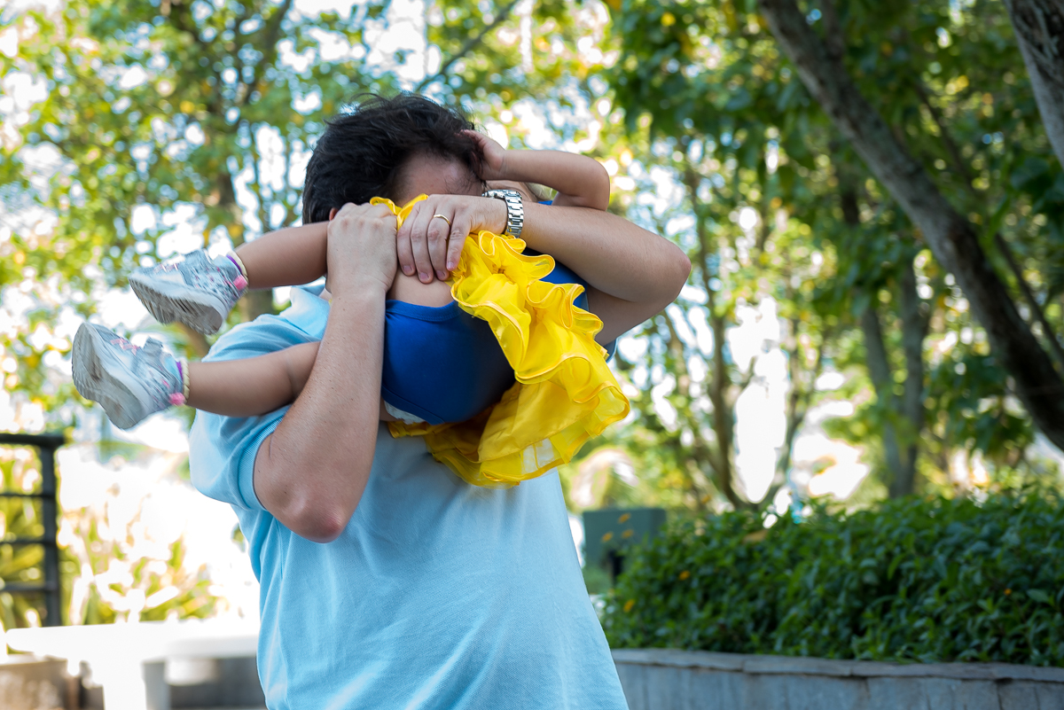 Amor de pai e filha é registrado por fotógrafa documental no rio de janeiro