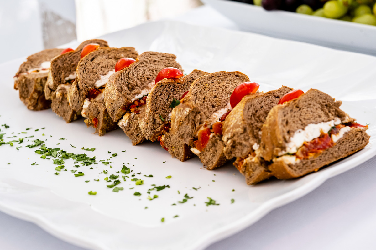  Fotografia infantil RJ. Ideias, dicas e inspirações sobre quais comidinhas servir numa festa de aniversário de 1 ano. Imagens da Fotógrafa de Família e de Festas Infantis Jaque Salles Fotografia