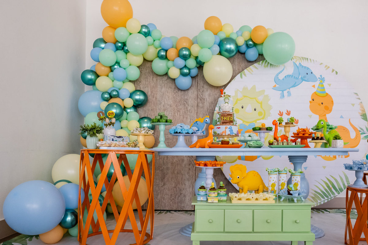 Fotografia infantil RJ. Aniversário de 1 ano do bebê Theo, tema da festa Dino Baby. Imagens da Fotógrafa de Festa Infantil Jaque Salles Fotografia