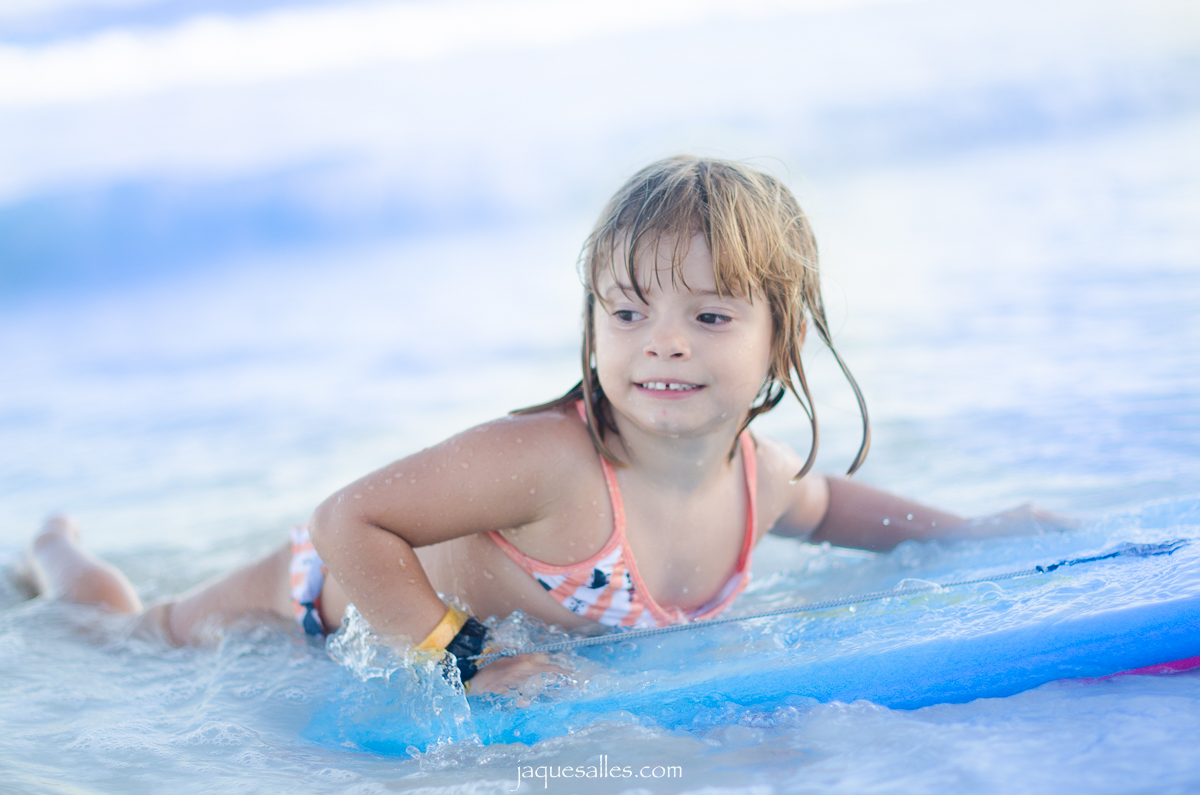 Fotografa documental e de família RJ faz ensaio da própria filha na praia do forte em cabo frio, rio de janeiro