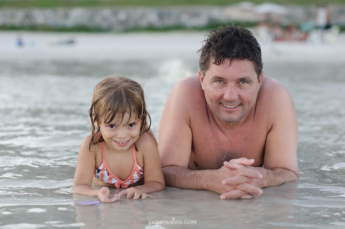 Pai com mais de 45 anos e filha de 5 realizam ensaio de família durante viagem a cabo frio rj