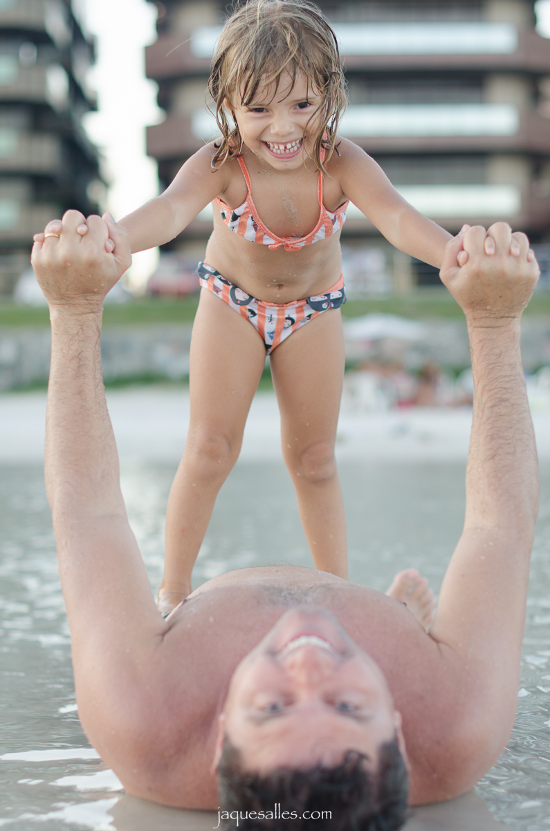 Ensaio fotográfico de família na praia é diversão certa e a garantia de sorrisos expontâneos e doces gargalhadas