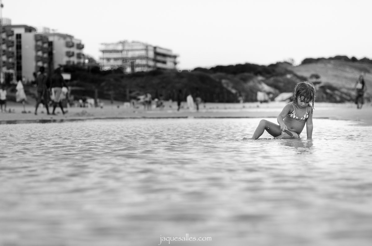 ensaio infantil de menina brincando no final da tarde na praia do forte em cabo frio região dos lagos