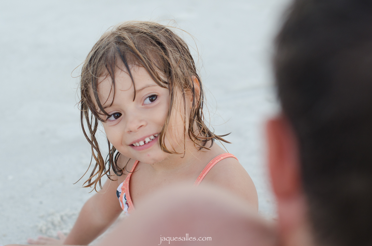 Amor de pai e filha é registrado pela fotógrafa de casamento jaque salles em praia na região dos lagos, rj