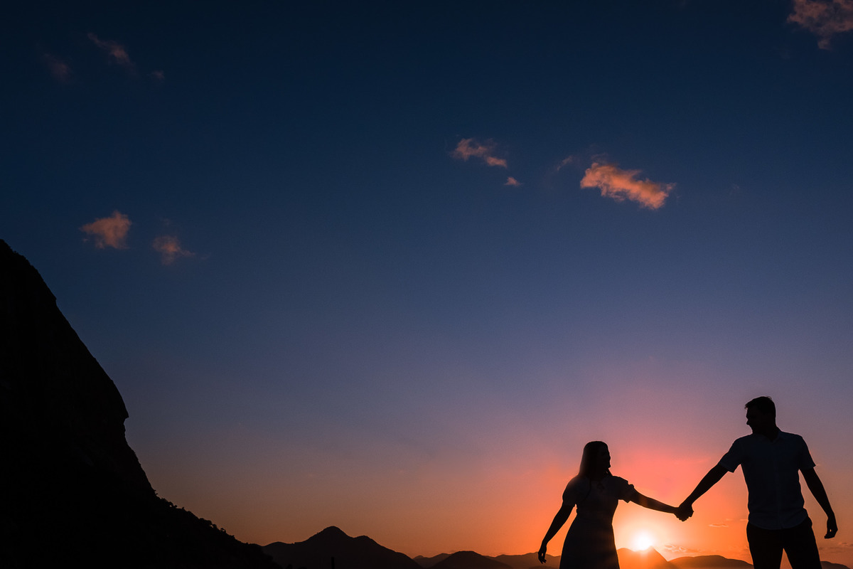 Ensaio fotográfico pré wedding ao amanhecer na Praia Vermelha, Urca - RJ.
Os noivos Emanuela e João foram fotografados pela fotógrafa de casamentos e famílias Jaque Salles.