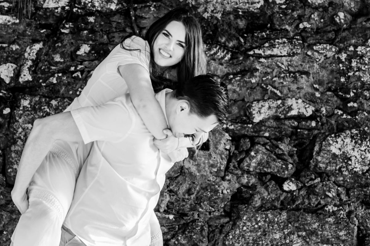 Ensaio fotográfico pré wedding ao amanhecer na Praia Vermelha, Urca - RJ.
Os noivos Emanuela e João foram fotografados pela fotógrafa de casamentos e famílias Jaque Salles.