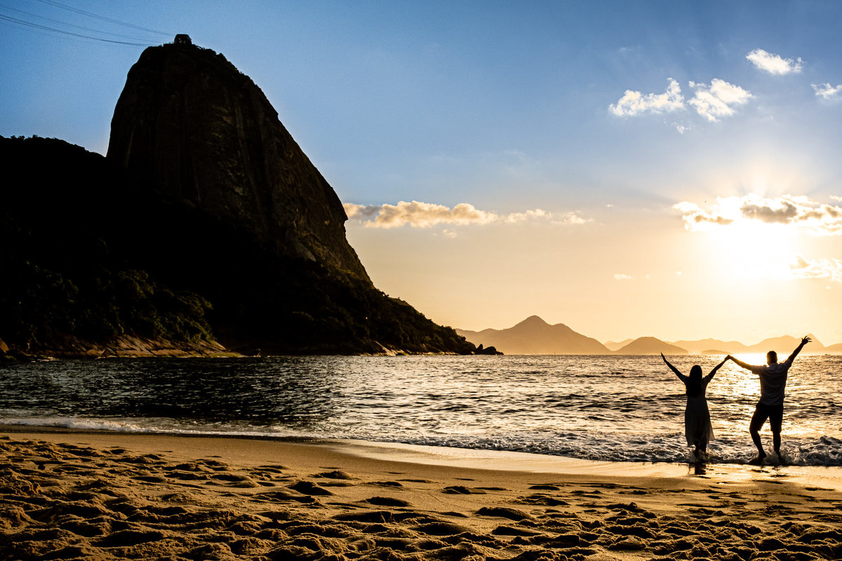 Ensaio fotográfico pré wedding ao amanhecer na Praia Vermelha, Urca - RJ.
Os noivos Emanuela e João foram fotografados pela fotógrafa de casamentos e famílias Jaque Salles.