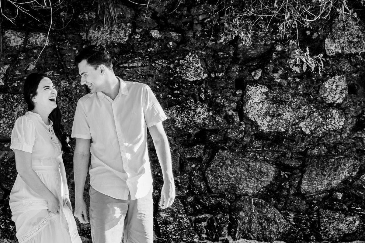 Ensaio fotográfico pré wedding ao amanhecer na Praia Vermelha, Urca - RJ.
Os noivos Emanuela e João foram fotografados pela fotógrafa de casamentos e famílias Jaque Salles.