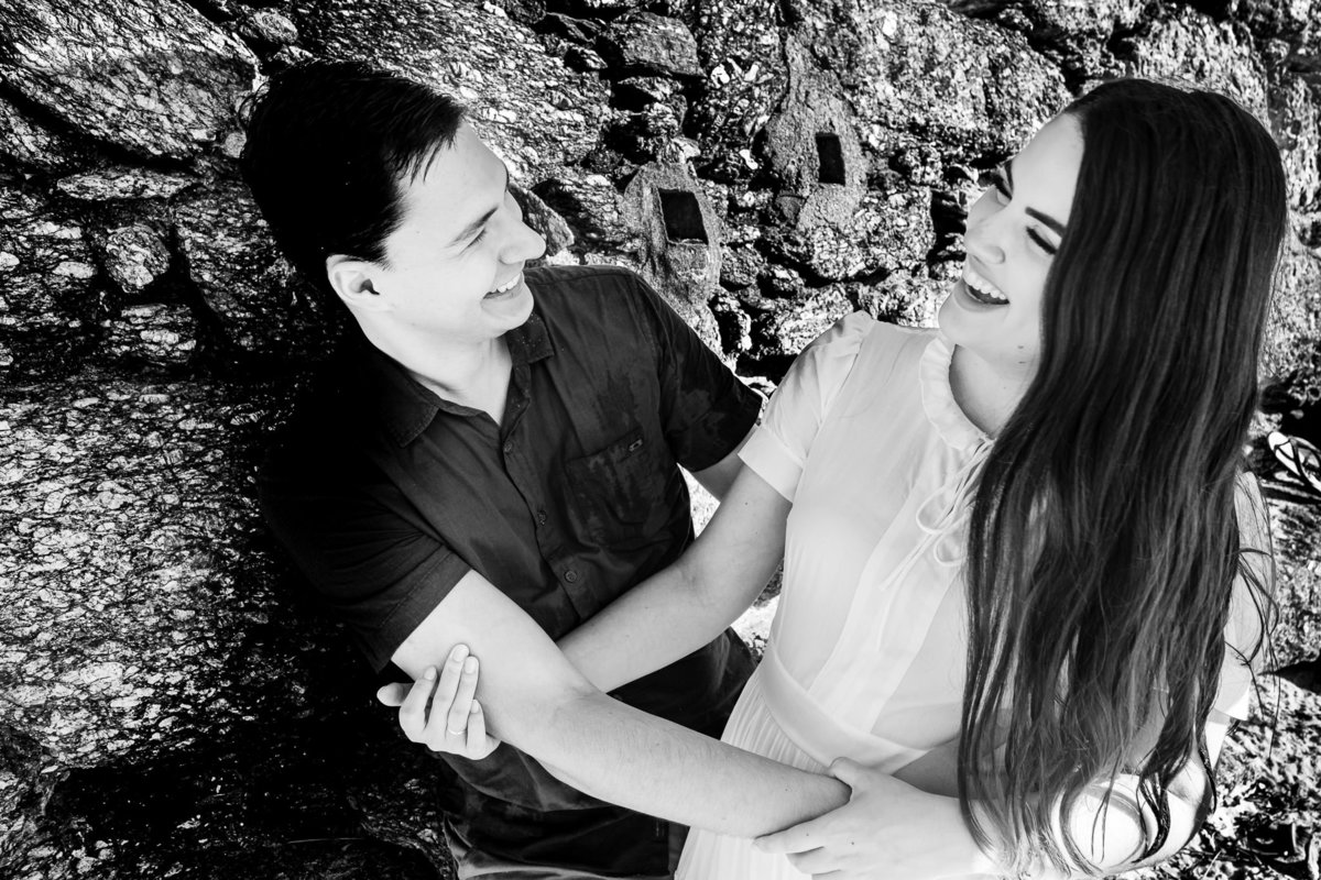 Ensaio fotográfico pré wedding ao amanhecer na Praia Vermelha, Urca - RJ.
Os noivos Emanuela e João foram fotografados pela fotógrafa de casamentos e famílias Jaque Salles.