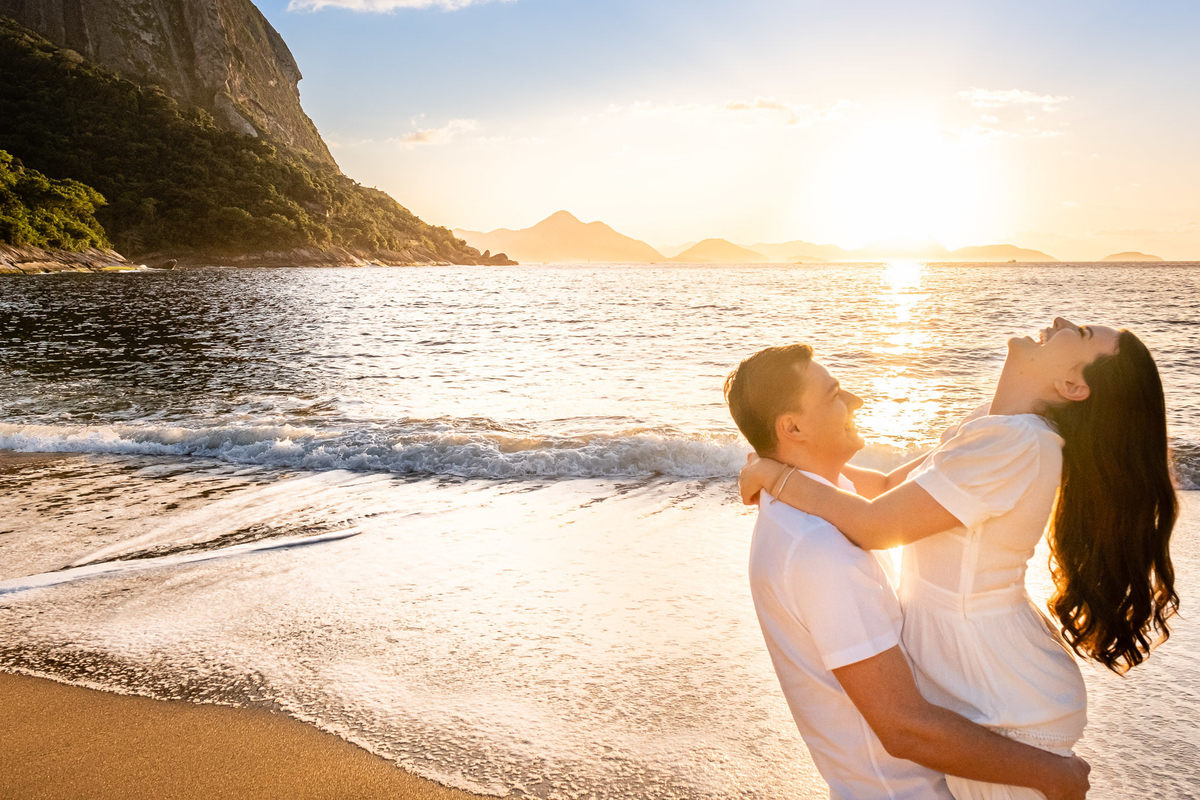Ensaio fotográfico pré wedding ao amanhecer na Praia Vermelha, Urca - RJ.
Os noivos Emanuela e João foram fotografados pela fotógrafa de casamentos e famílias Jaque Salles.