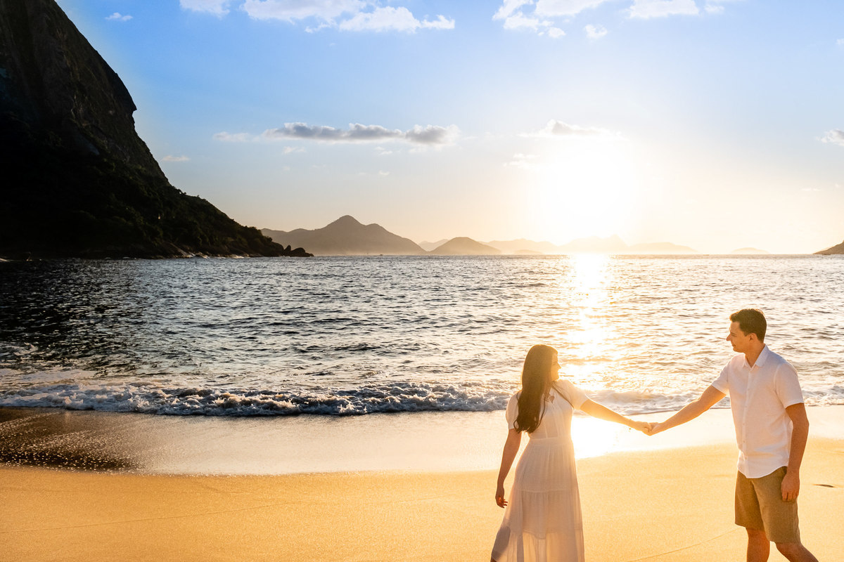Ensaio fotográfico pré wedding ao amanhecer na Praia Vermelha, Urca - RJ.
Os noivos Emanuela e João foram fotografados pela fotógrafa de casamentos e famílias Jaque Salles.