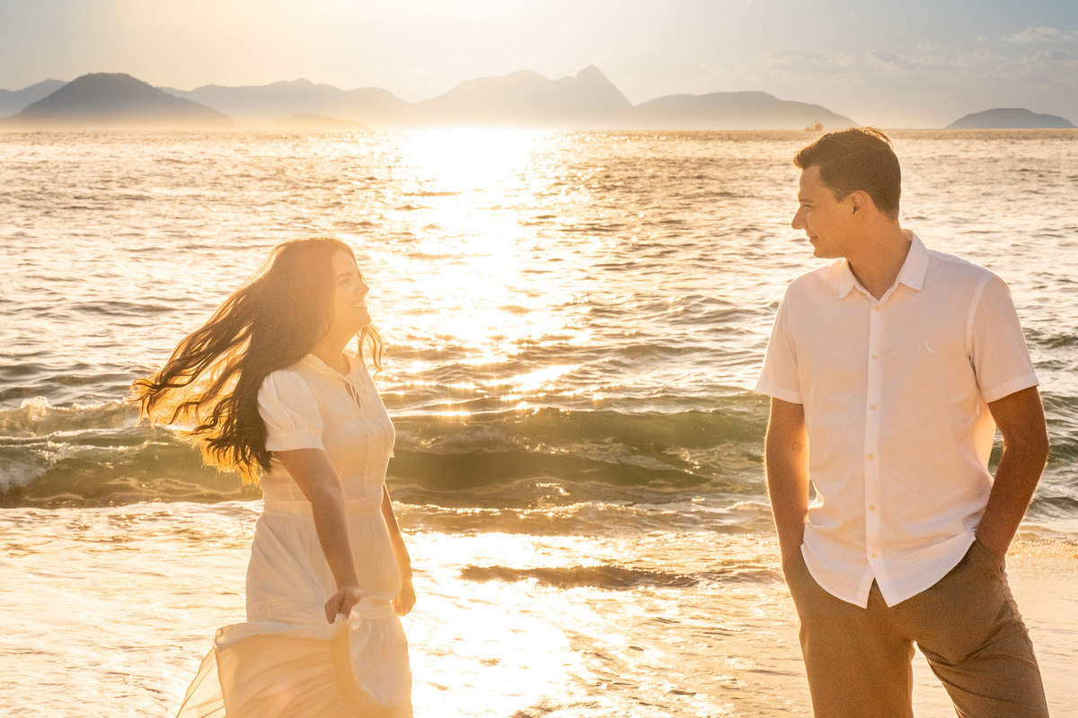 Ensaio fotográfico pré wedding ao amanhecer na Praia Vermelha, Urca - RJ.
Os noivos Emanuela e João foram fotografados pela fotógrafa de casamentos e famílias Jaque Salles.