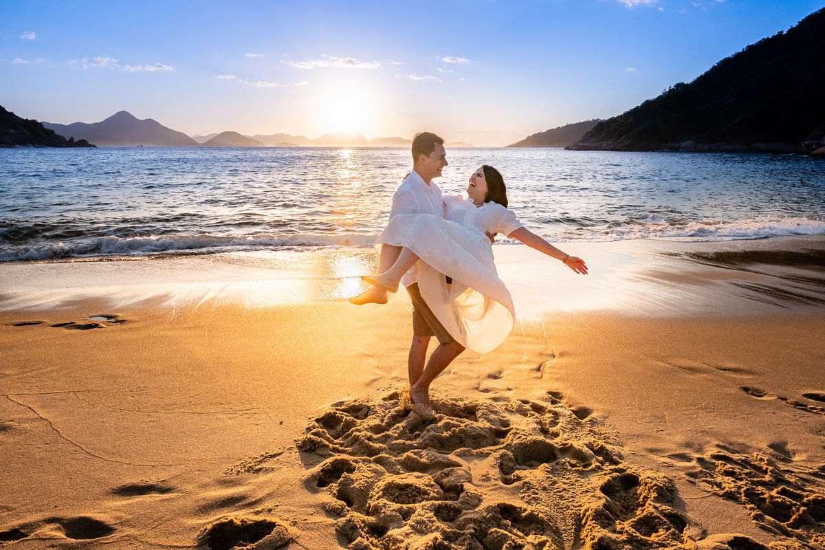 Ensaio fotográfico pré wedding ao amanhecer na Praia Vermelha, Urca - RJ.
Os noivos Emanuela e João foram fotografados pela fotógrafa de casamentos e famílias Jaque Salles.