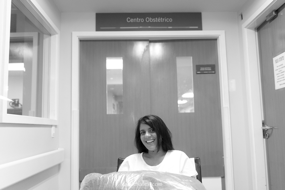 Grávida é fotografada pela fotógrafa de parto jaque salles fotografia antes de entrar no centro cirúrgico da Perinatal Barra da Tijuca