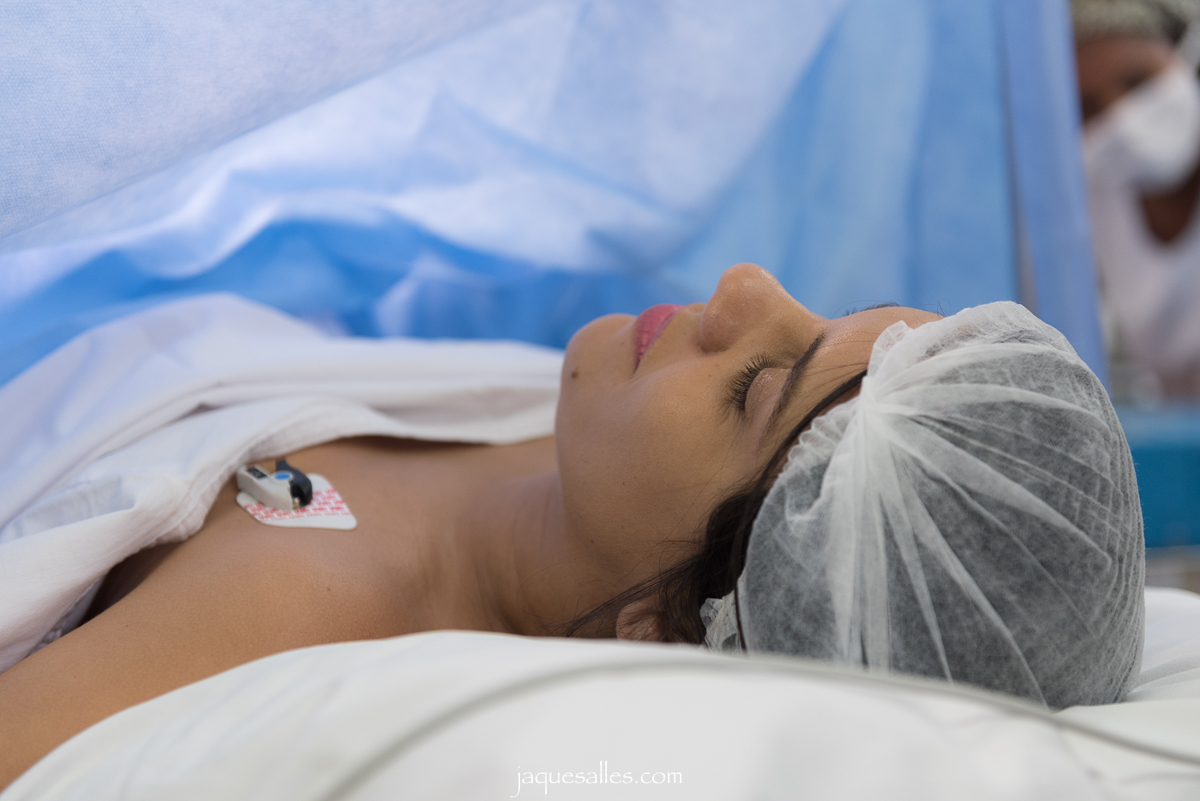 Fotografia de grávida paramentada no centro cirúrgico da Perinatal Barra para ter o seu bebê