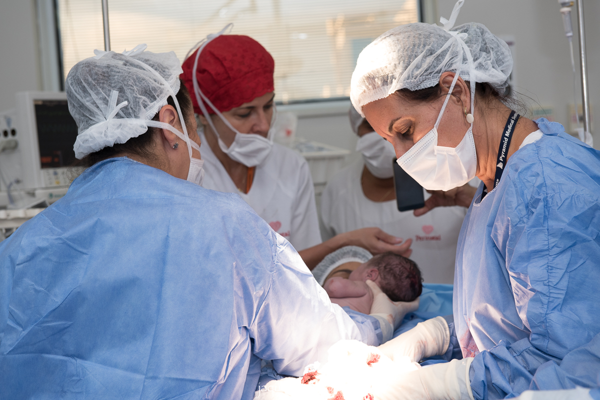 Fotógrafa de parto no rio de janeiro registra o primeiro momento em que mãe e filho se olham pela primeira vez na maternidade