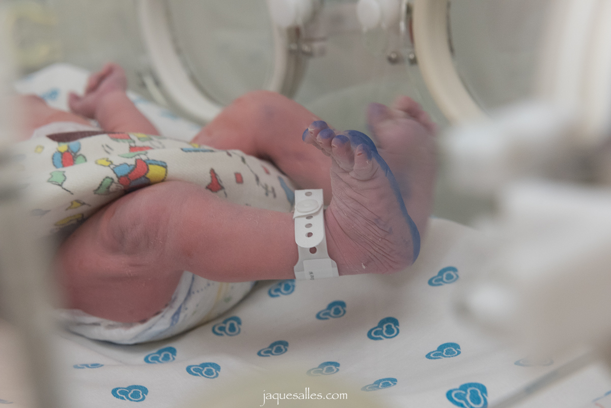 Recém nascido é identificado através da digital do pé direito logo após o seu nascimento e registro vai para caderneta de saúde da criança 