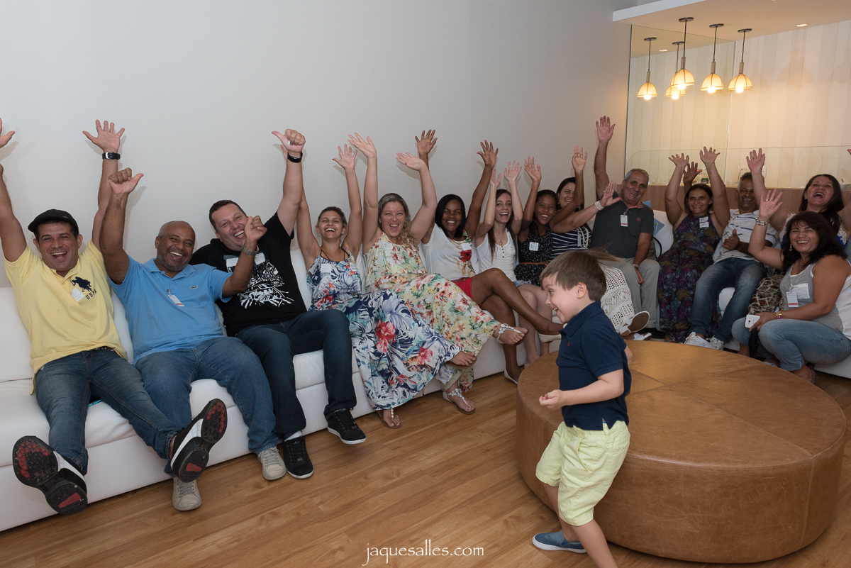 Fotógrafa de gestante e parto fotografa o momento em que o pai chega no cine perinatal Barra da Tijuca e recebe homenagem dos seus convidados